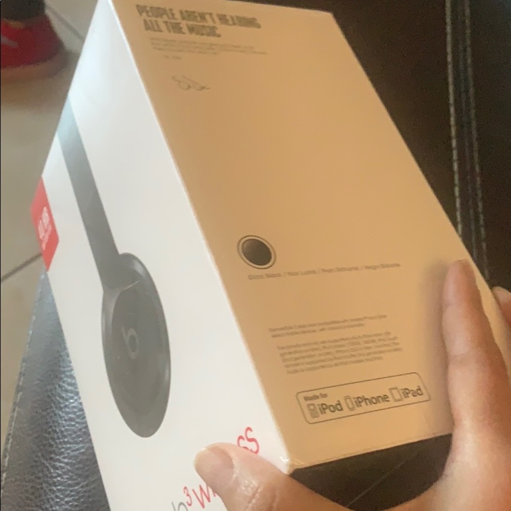 Beats Solo 3 wireless brand new black - Picture 2 of 3